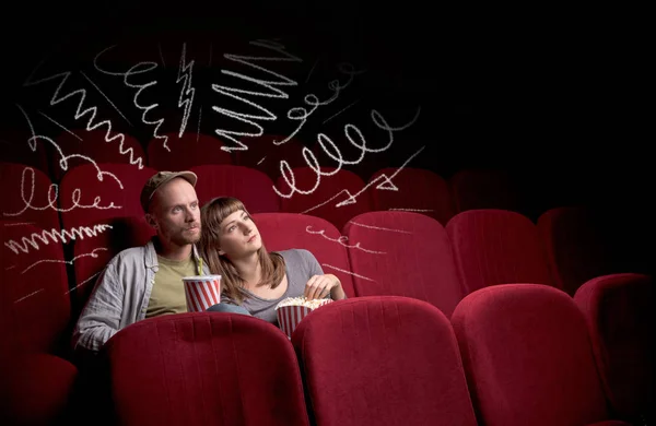 Casal bonito no cinema assistindo filme — Fotografia de Stock