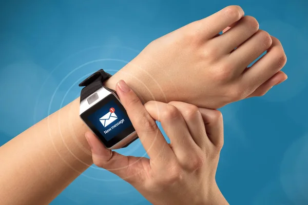 Hand med smartwatch och blå bakgrund — Stockfoto