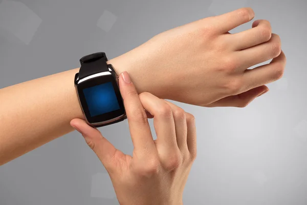 Kvinnlig hand bär smartwatch — Stockfoto