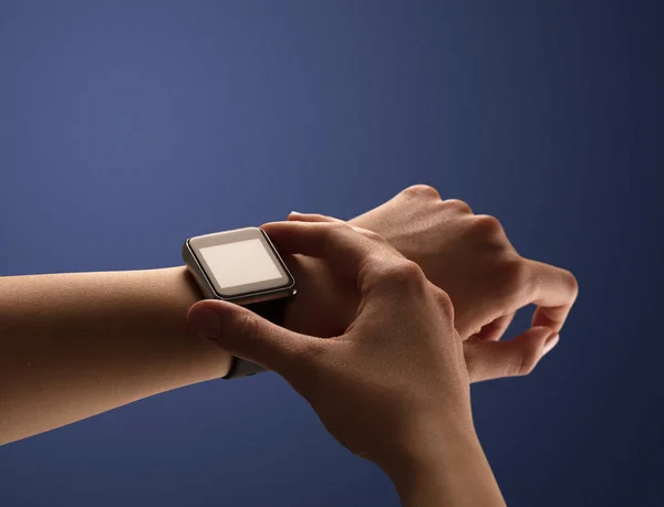 Gros plan main féminine avec balck smartwatch écran — Photo