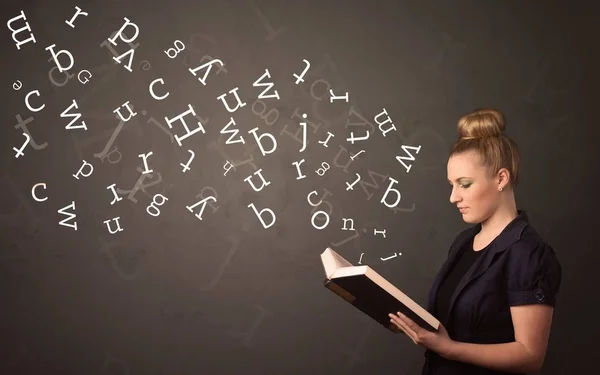 Junge Frau hält Buch mit Briefen — Stockfoto