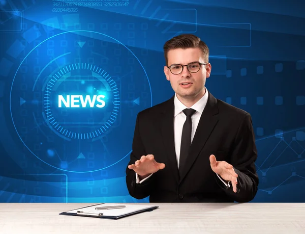 Moderner Fernsehmoderator, der die Nachrichten mit tehnologischem Hintergrund erzählt — Stockfoto