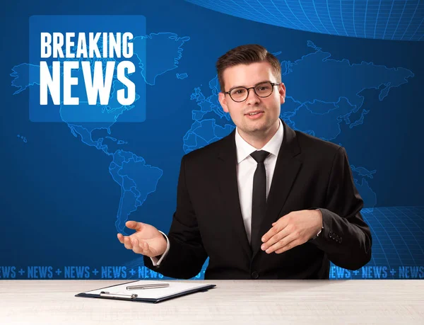 TV-presentator vooraan vertellen brekend nieuws met blauwe moderne achtergrond — Stockfoto