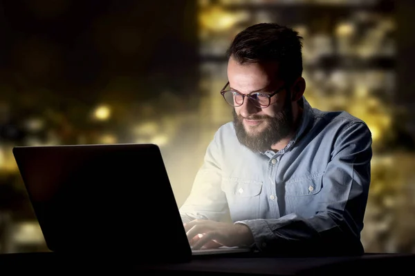 Empresário no escritório à noite — Fotografia de Stock