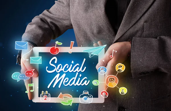 Üzletember gazdaság tabletta a szociális média grafikus — Stock Fotó