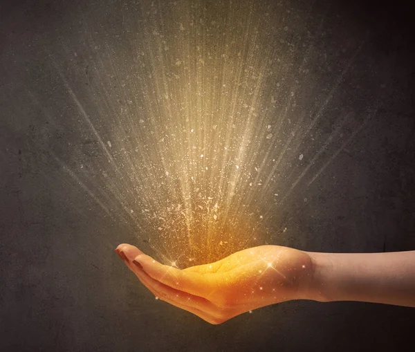 Hand holding geel licht — Stockfoto