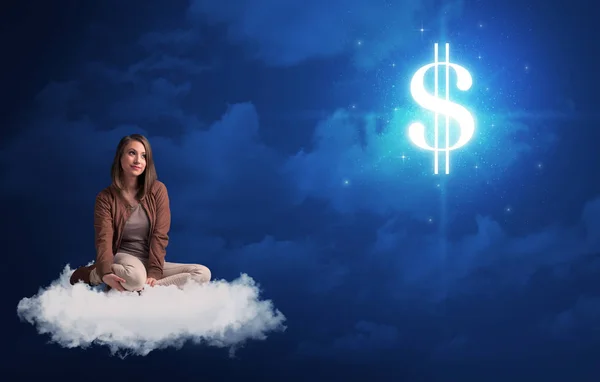Frau sitzt mit Kassenschild auf Wolke — Stockfoto