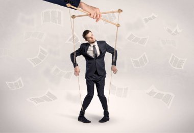 Kukla çalışan belgelerle ve kurmayları çevresinde