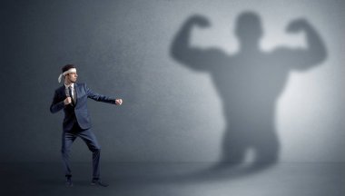 Karate adam büyük bir korku gölge ile mücadele