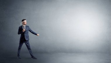 Boş bir alanda mücadele küçük karate adam