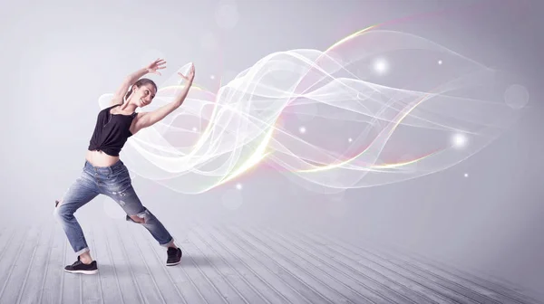 Beyaz çizgilerle dans eden break dansçı — Stok fotoğraf