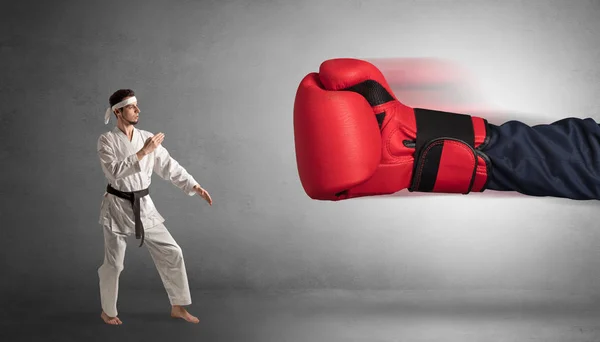 Pequeno homem lutando com grande luva de boxe vermelho — Fotografia de Stock