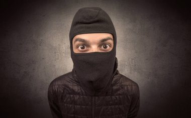 Hırsız aracı ile.