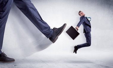 Uzun bacaklı tekme küçük adam