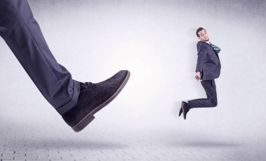 Genç bir işçi tarafından Koca ayak evden attı