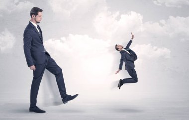 Büyük patron küçük çalışan tekme