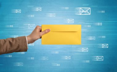 Zarf mesaj sembolleri tutan el