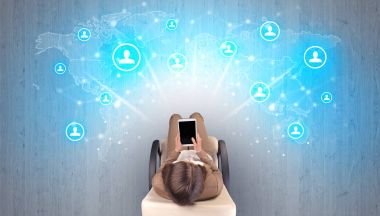 Sandalyede oturan kadın ile sosyal medya kavramı