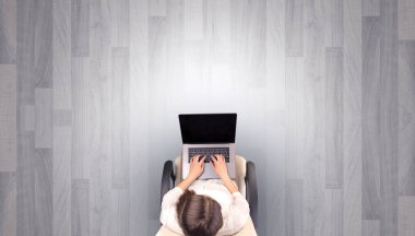 Boş bir ofiste sandalyede oturan kadın