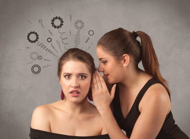 Kız onu kız arkadaşına gizli şeyler söylüyorum