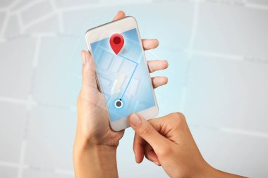 Akıllı telefon tutan bir kadın.