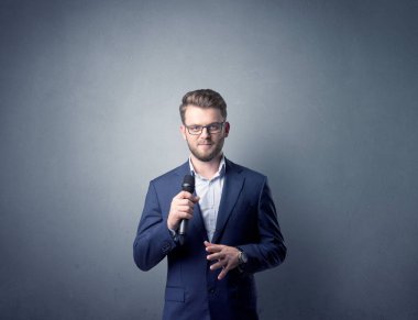 İşadamı holding mikrofon