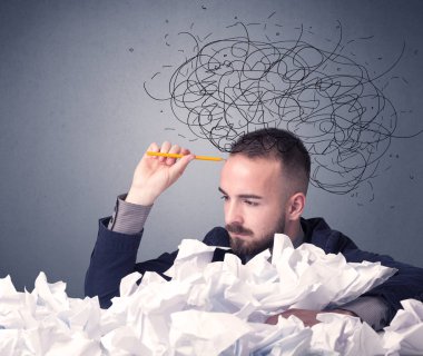 İşadamı buruşuk kağıt üzerinde