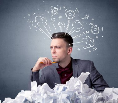 İşadamı buruşuk kağıt arkasında