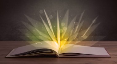 Kitap üzerinde sarı ışık 