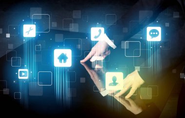 Onun arayüzü ekranda yüksek teknoloji simgeleri ile modern akıllı masa 