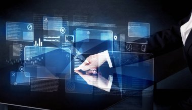 Teknoloji akıllı tablo arabirimi basarak adam