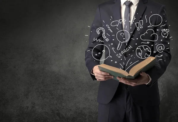 Hombre de negocios sosteniendo un libro. — Foto de Stock