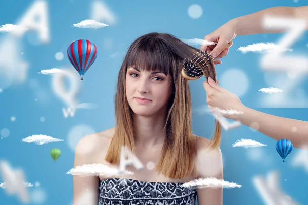 Giovane donna al parrucchiere con tema palloncino — Foto Stock