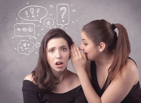 Menina dizendo coisas secretas para sua namorada — Fotografia de Stock