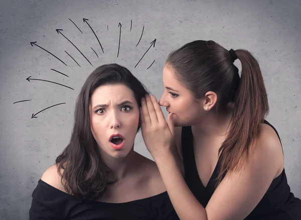 Menina dizendo coisas secretas para sua namorada — Fotografia de Stock