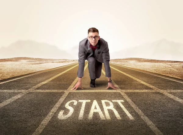 Businessman kneeling in ready position — Stock Photo, Image