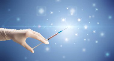 Kadın doktor elinde şırınga tutuyor.