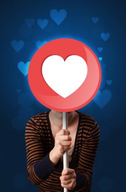 Kalp işareti tutan kadın