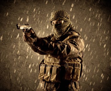 Tehlikeli ağır silahlı terörist asker maskesi grungy yağmurlu zemin üzerine 