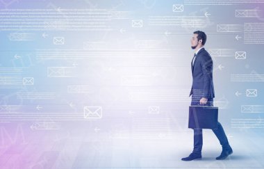 İşadamı ile posta kavramı yürüyüş