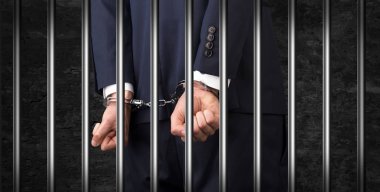 Hapiste yakın kelepçeli erkek