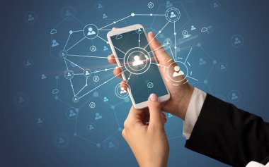İnsanlar kavramı bağlanmak için Smartphone kullanarak ele