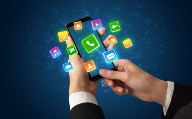 Telefon ile parlak uygulama simgeleri kullanarak ele