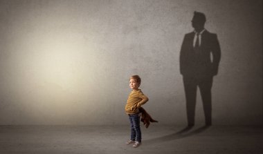 İşadamı gölge olan küçük çocuk
