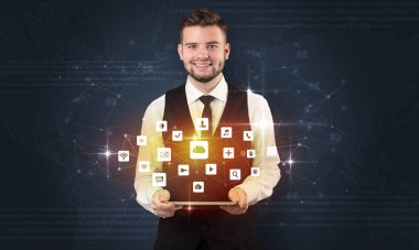 Tablet ve uygulama ile genç işadamı