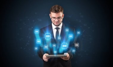 E-posta kavramı ile işadamı ve tablet