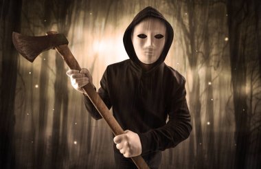 Karanlık gece orman kavram silahlı hitman