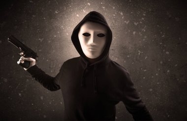 Boş bir karanlık odada silahlı kötü adam