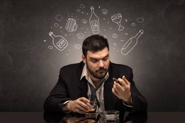 Doodle alkol şişeleri konsepti ile sarhoş adam