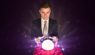 Kristal top eylem ile oturan işadamı